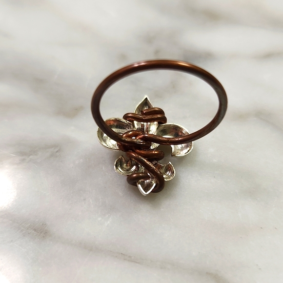 Pretty mixed metal fleur-de-lis ring in new, great condition! - Picture 3 of 4